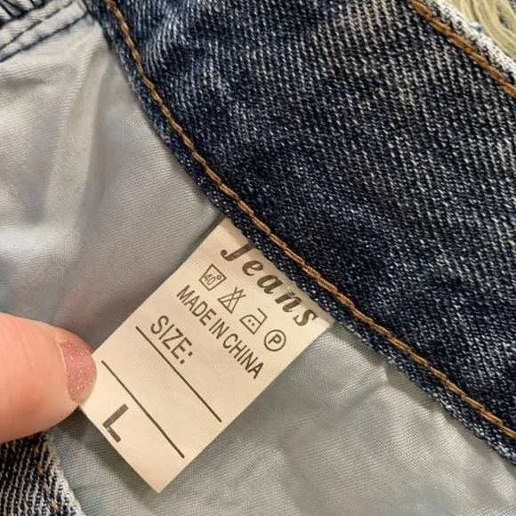 - Distressed women’s jean shorts size large - Picture 5 of 5